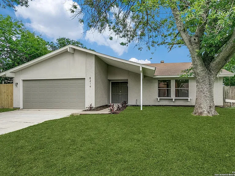 8214 Banbury Dr — Photo 1