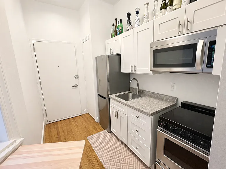 705 9th Ave #4-B — Photo 2