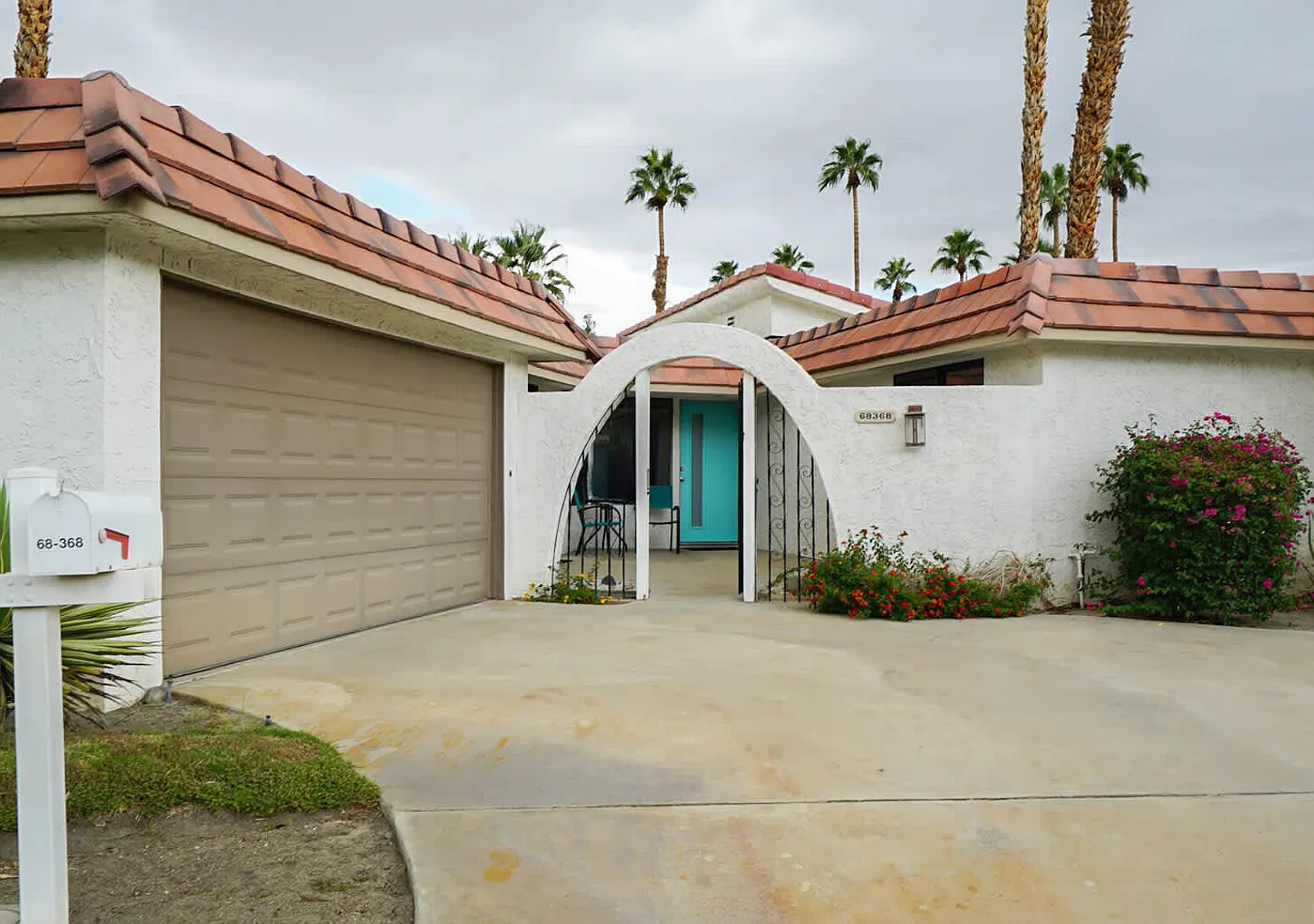 Stylish Condo with Golf Course Views — Photo 4
