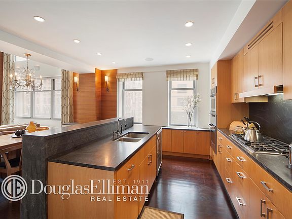 4th image of 100 W 58th St APT 4D