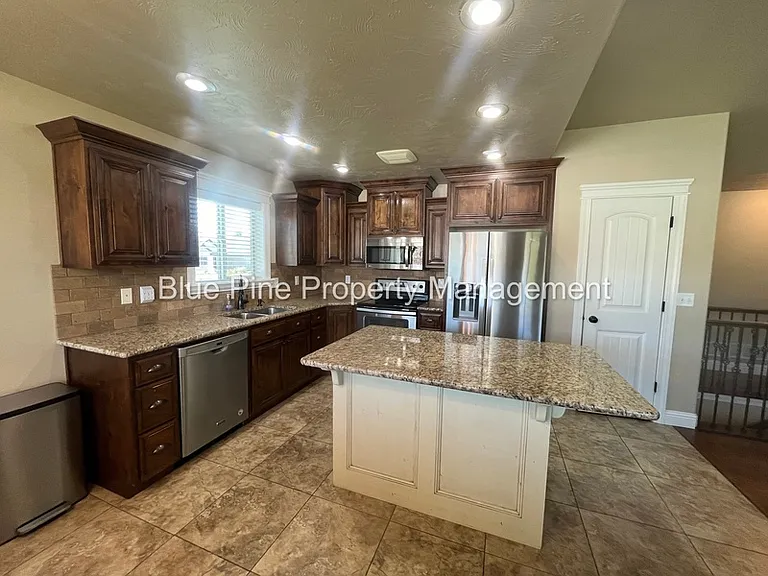 340 Chateau Dr #1 — Photo 5