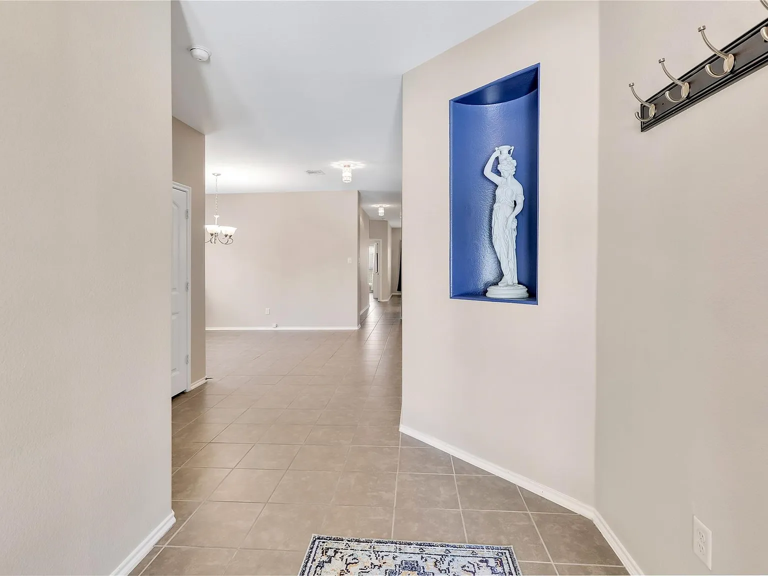 3 bed, 2054 sqft, $2,399 — Photo 3