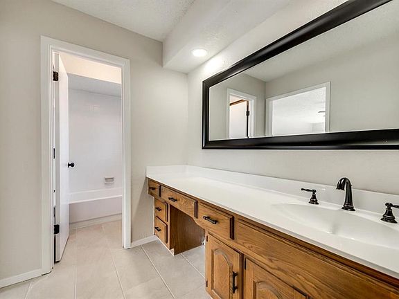 3rd image of 609 Caravaca Dr