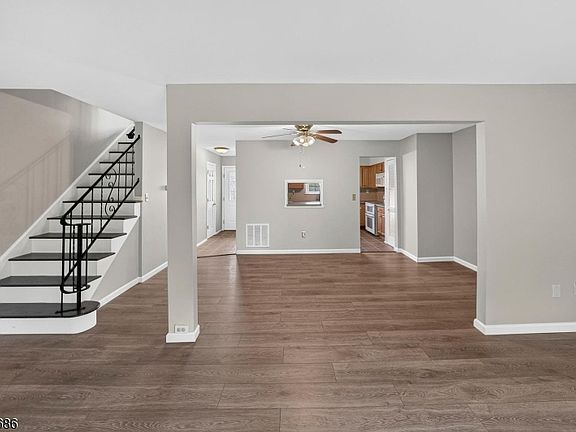 5th image of 301 Windsor Ct