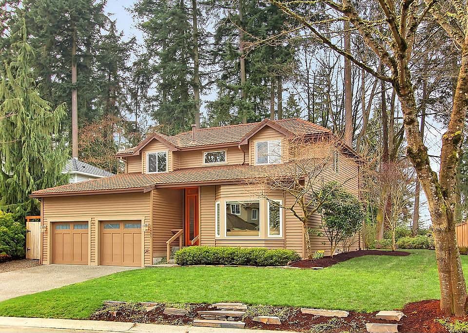 Tree-lined Kirkland cul-de-sac, dramatic landscaping. 