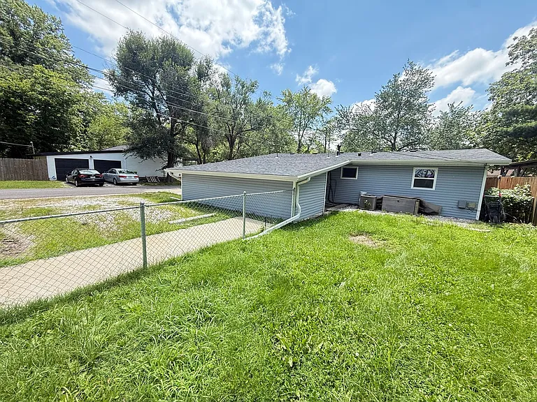 1477 E Lindberg St — Photo 15
