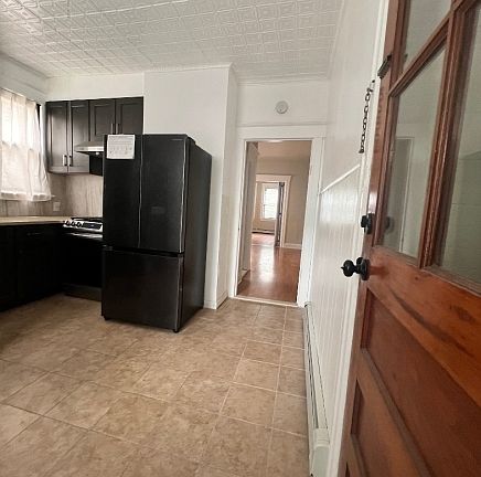 4th image of 264 Valley St