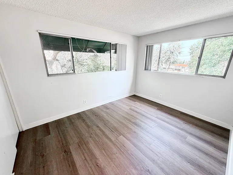 585 W Sierra Madre Blvd — Photo 30