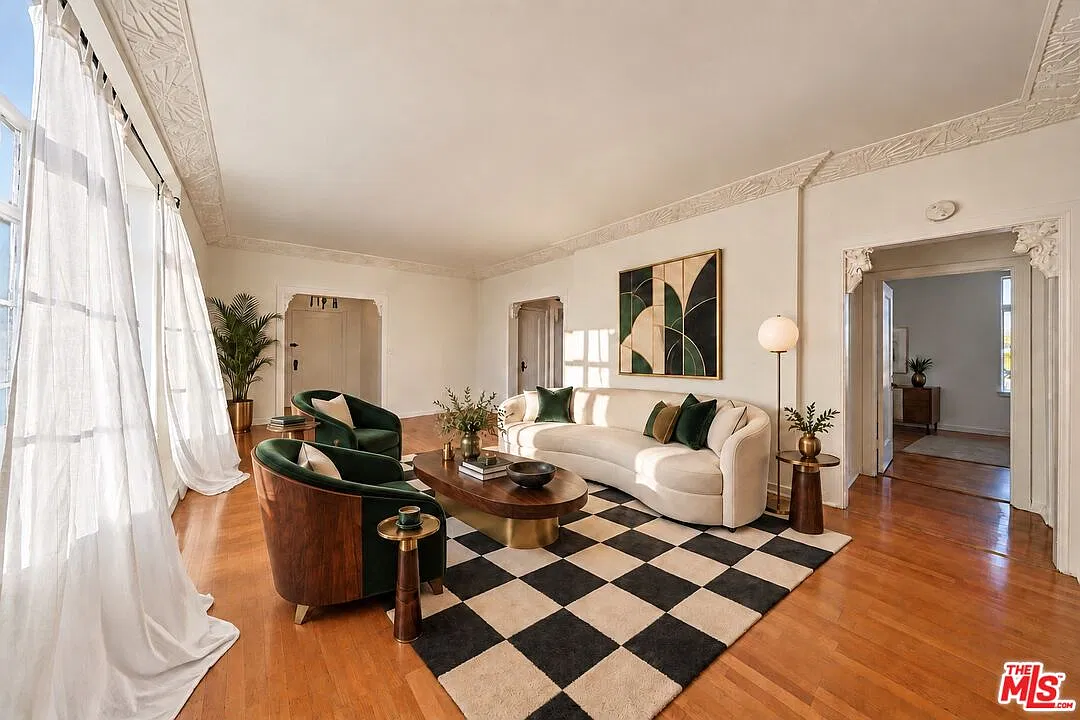 2 bed, 1.0 bath, 1100 sqft, $3,850 — Photo 1