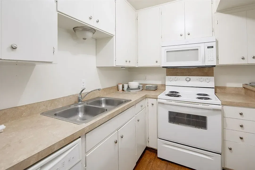 2 bed, 1.5 bath, 1050 sqft, $995 — Photo 3