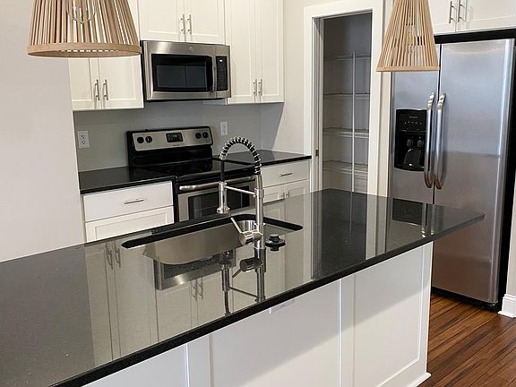 Kitchen w/granite countertops
