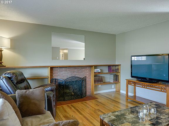 5th image of 405 W Cushman St