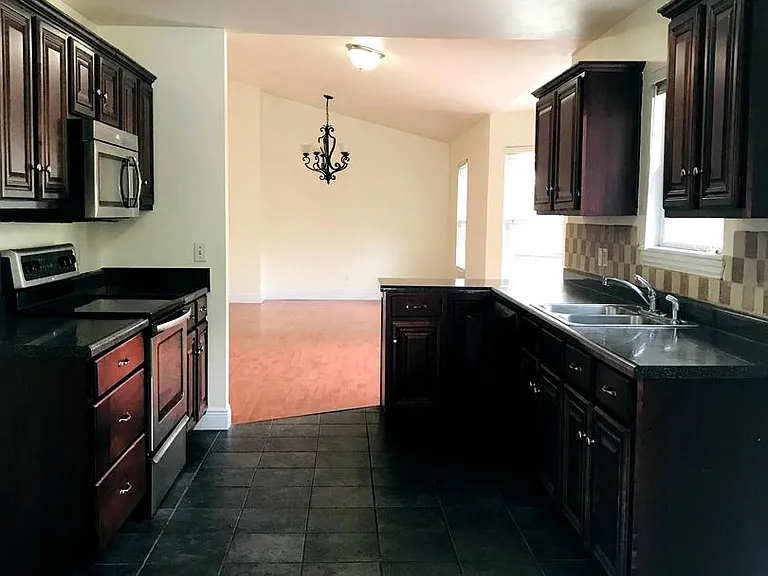 1652 W Cedar St — Photo 7