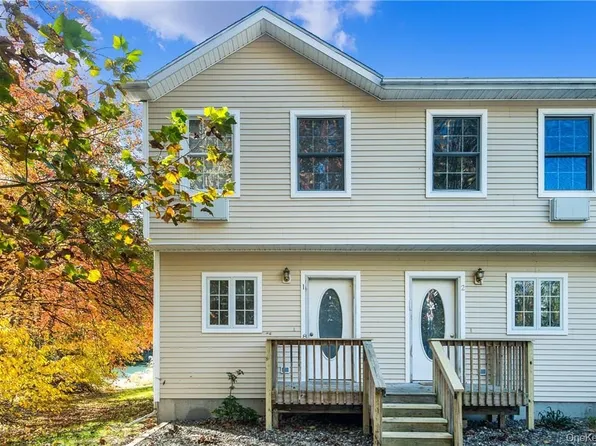 22 Lake Lodge Dr APT 1, Pleasant Valley, NY 12569