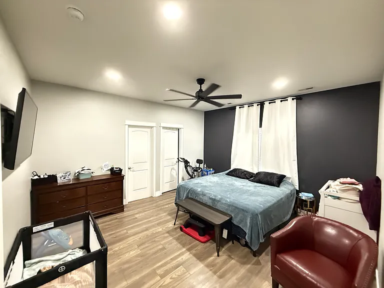 1141 W Davis St — Photo 5