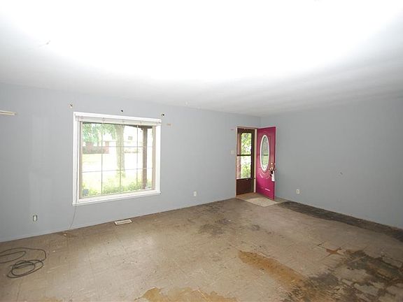 3rd image of 3166 Roseway Dr