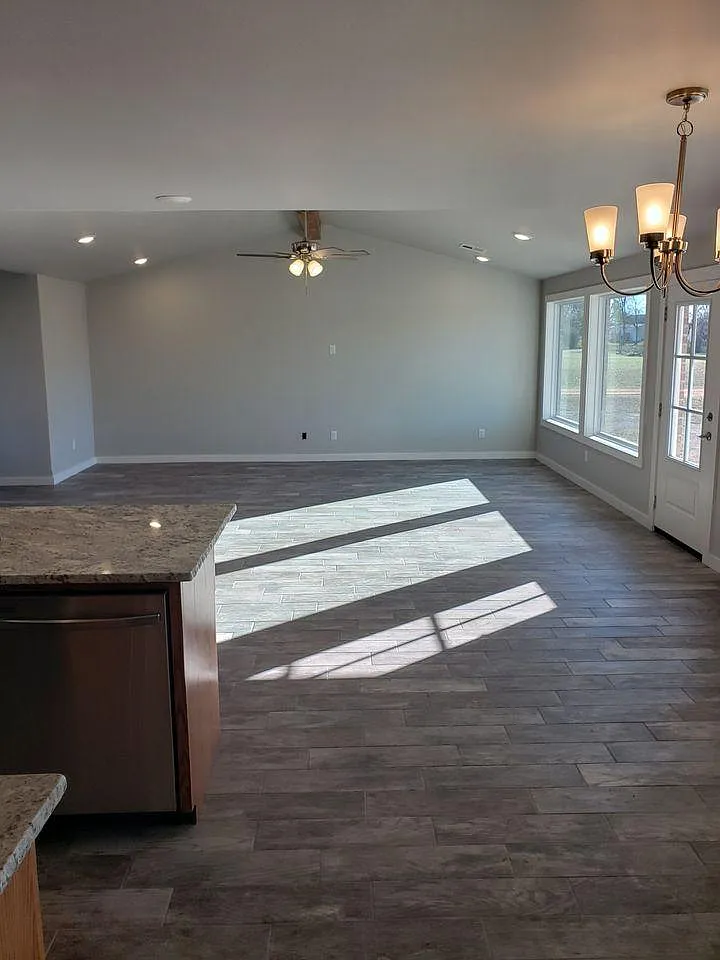 4 bed, 2000 sqft, $2,300 — Photo 3