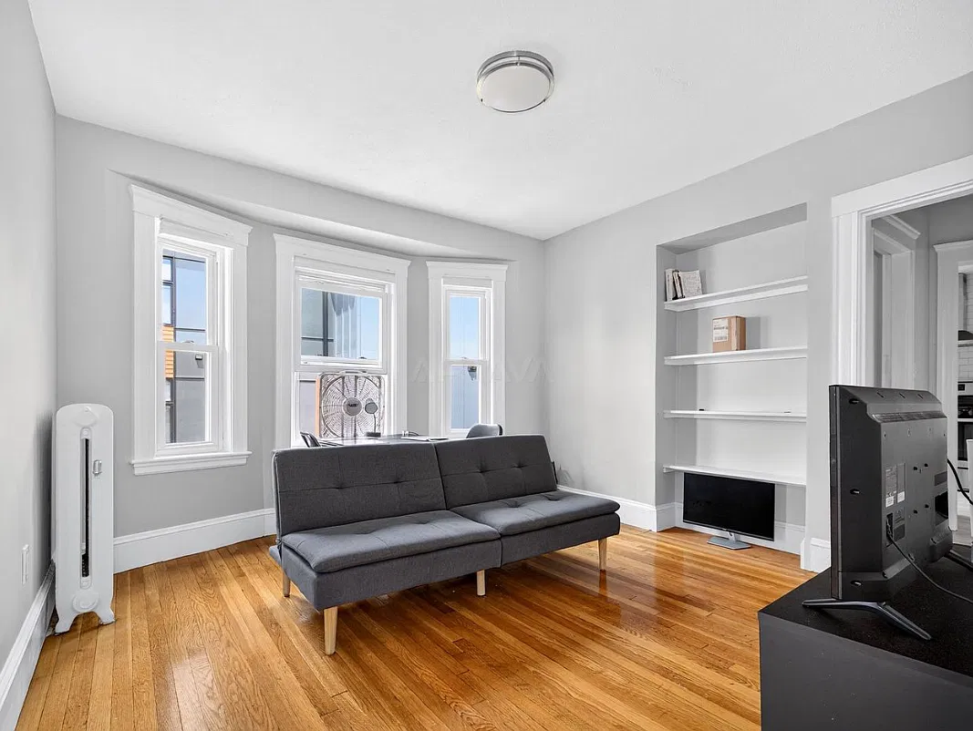 4 bed, $5,400 — Photo 2