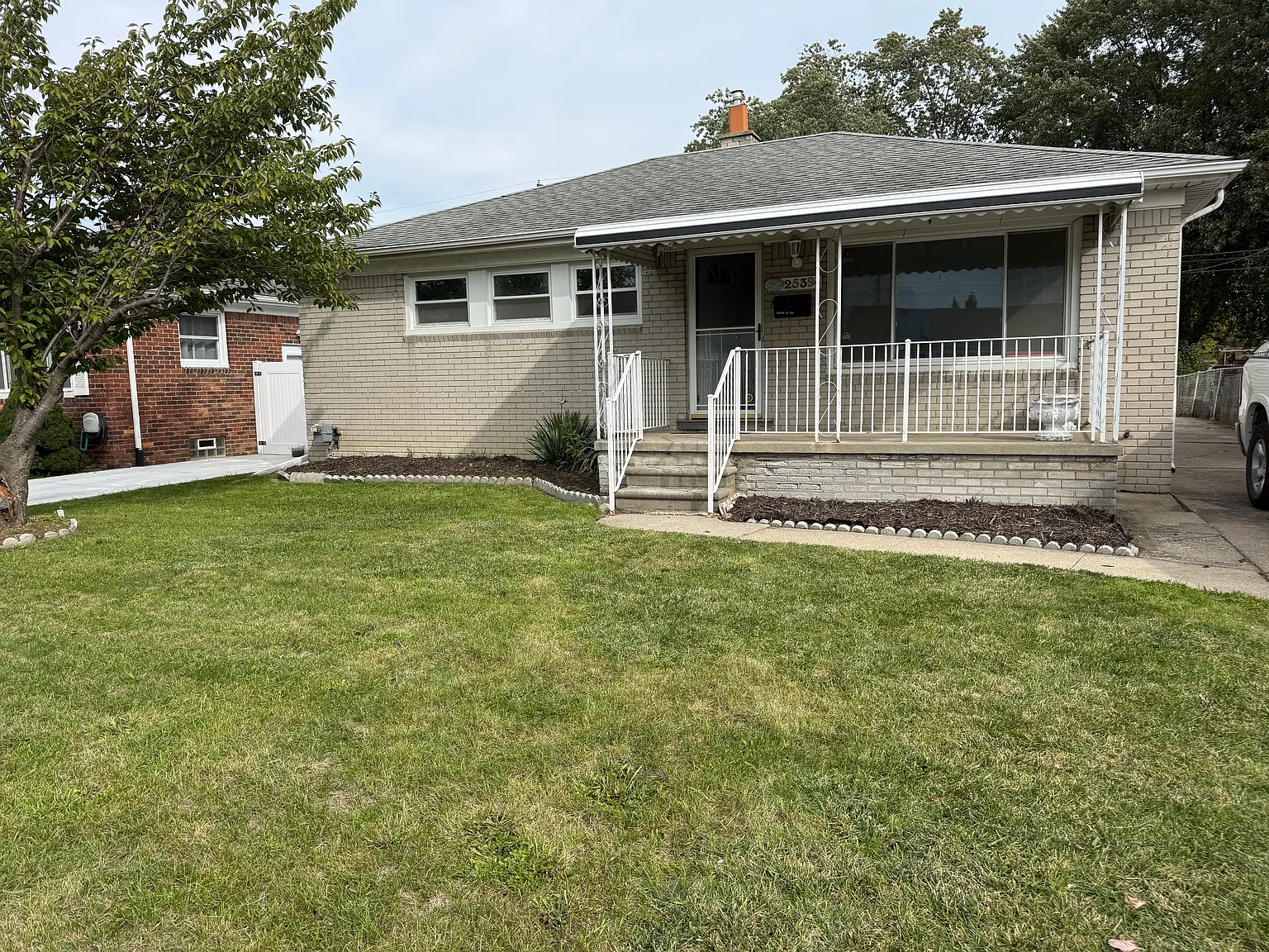 3 bed, 1000 sqft, $1,800 — Photo 1