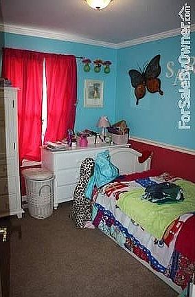 Main bath
						:
						Full hallway bath large custom vanity. Upgraded oil rub bronzed fixtures