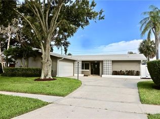 9942 Commodore Dr, Seminole, FL 33776