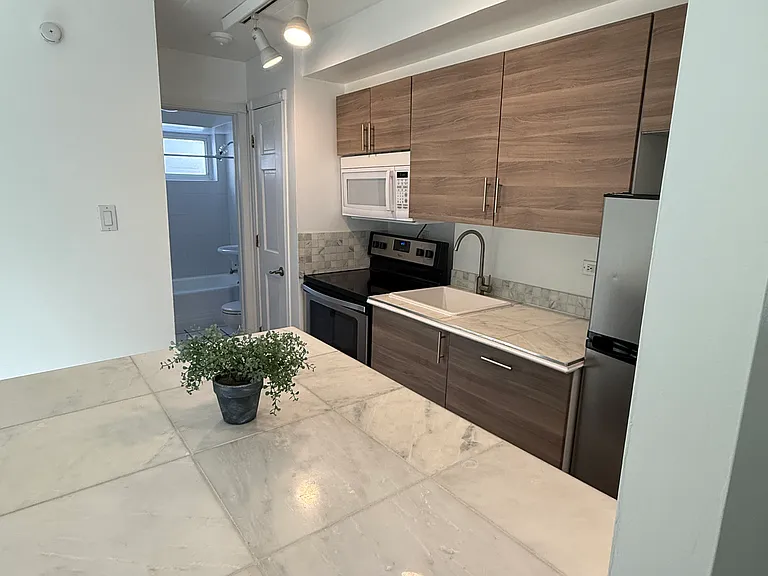 40 Harrison St #4 — Photo 1