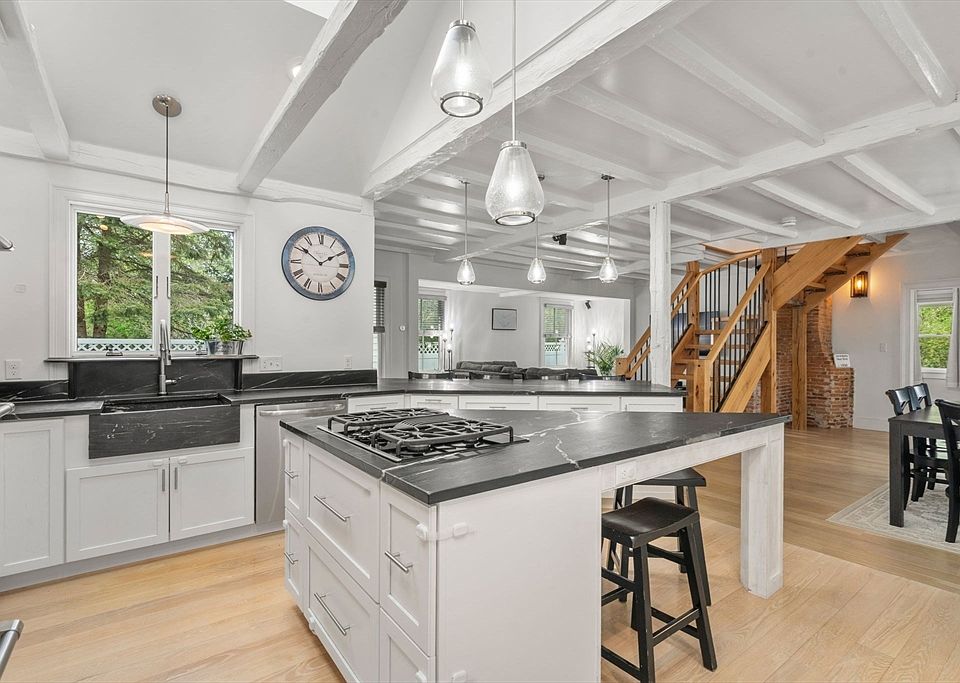 1st image of 574 Foundry St