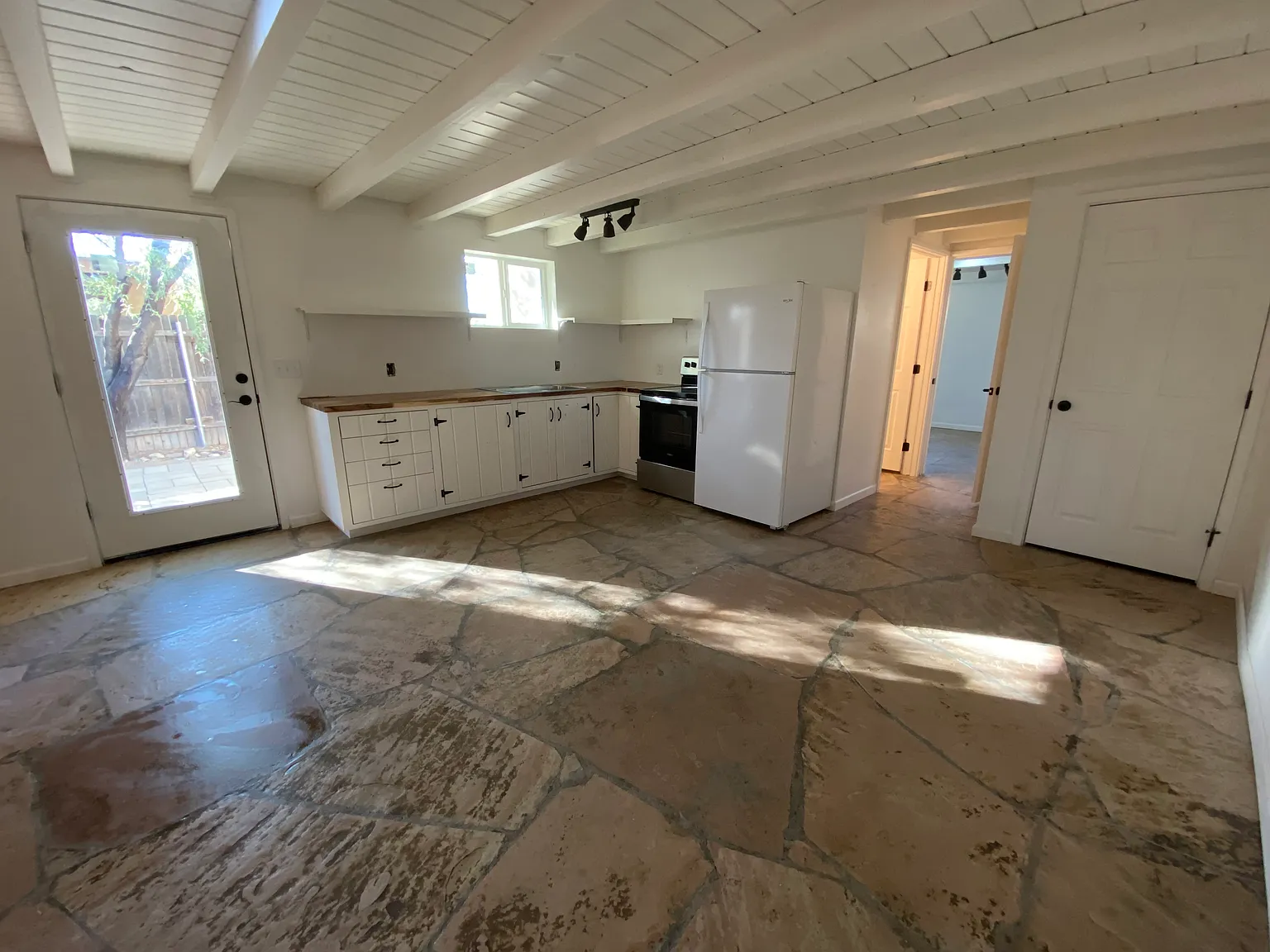 1653 E Blacklidge Dr — Photo 4
