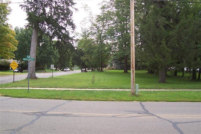 1st image of Hillsdale St