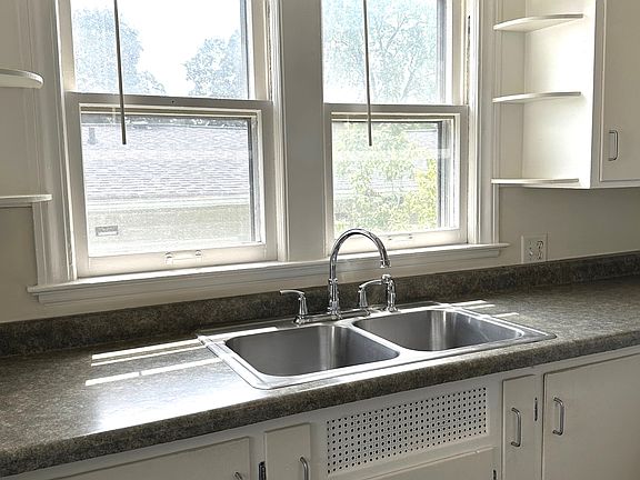 4th image of 820 Clay St #1-2