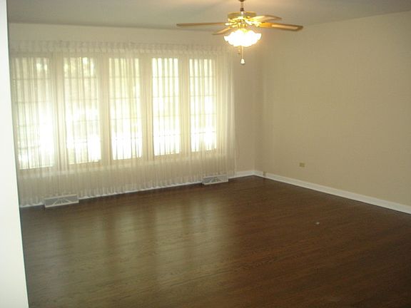 5th image of 822 E 165th Pl