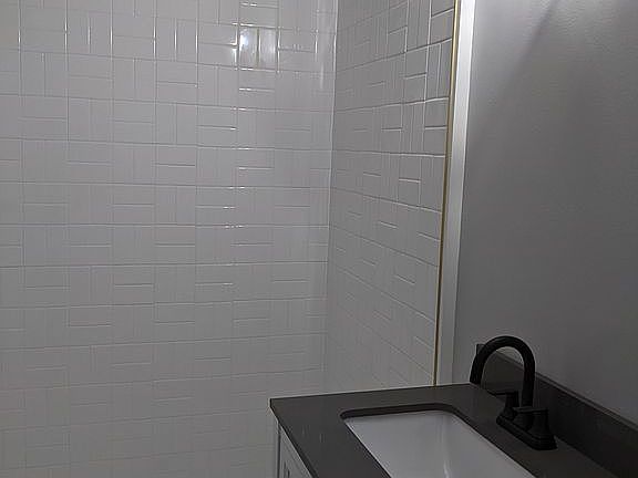 5th image of 1247 N Stephens Ave
