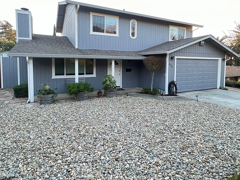 570 E North St — Photo 38