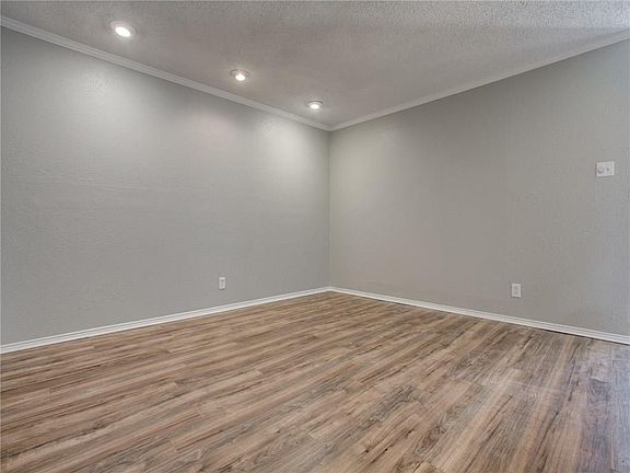 4th image of 329 Valley Park Dr