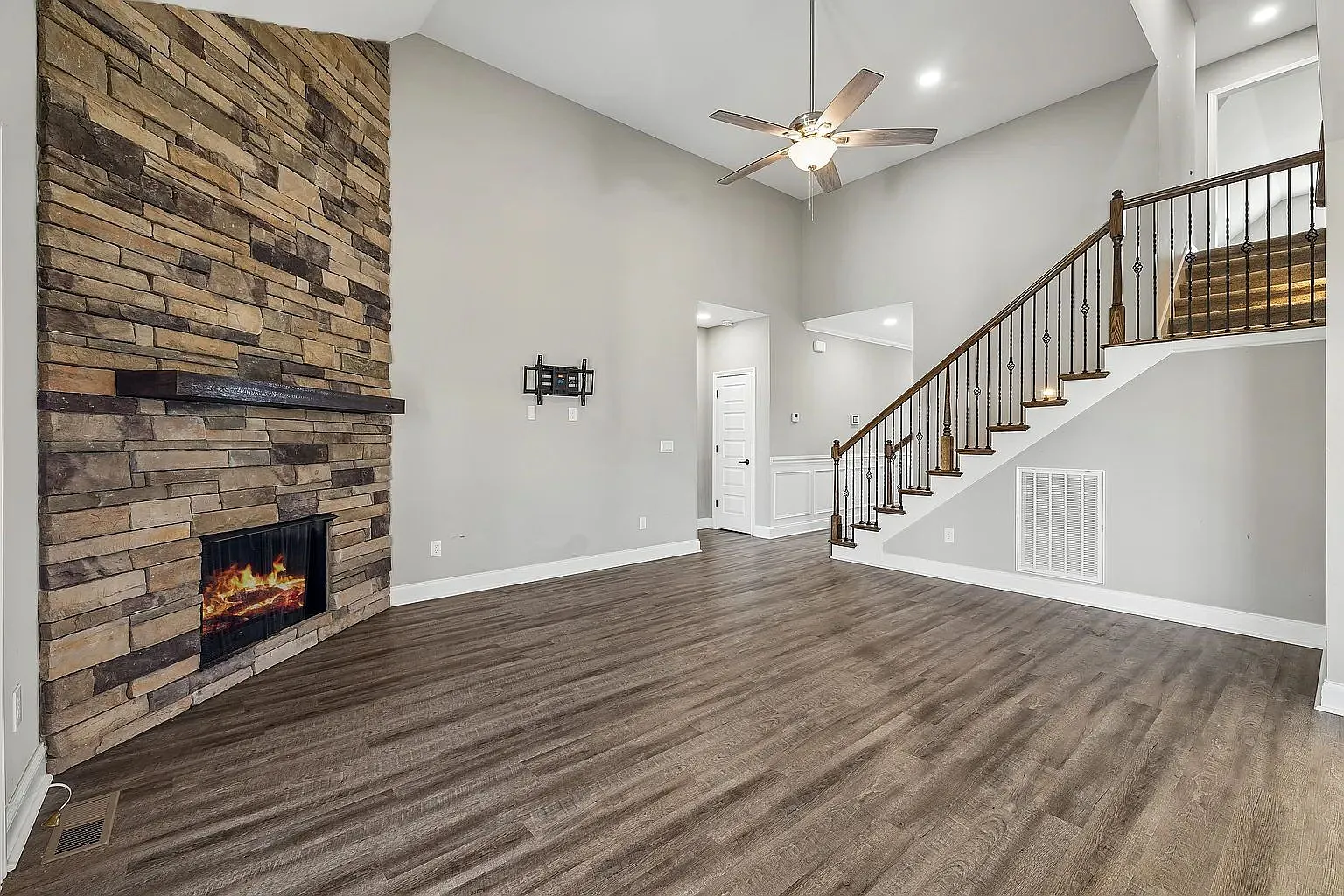 4 bed, 2.5 bath, 2425 sqft, $2,600 — Photo 3