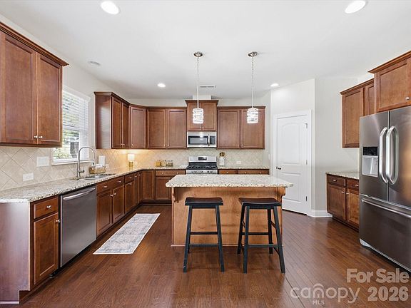 3rd image of 1037 Pennington Dr
