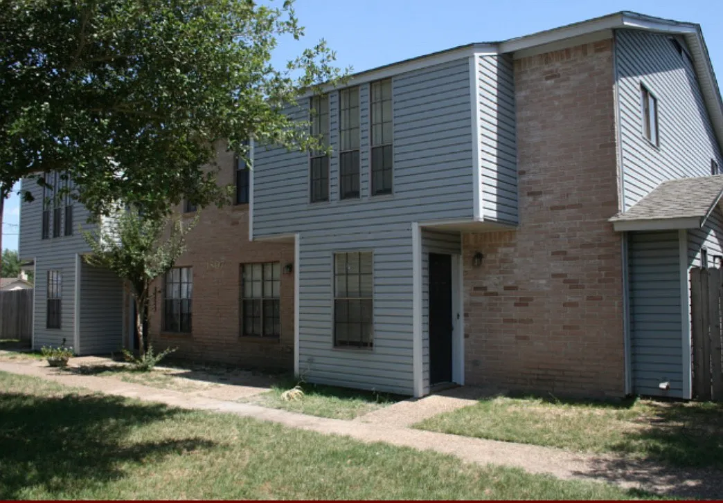 2 bed, 1.5 bath, 1078 sqft, $975 — Photo 1