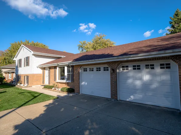 535 Logan St, Roselle, IL 60172