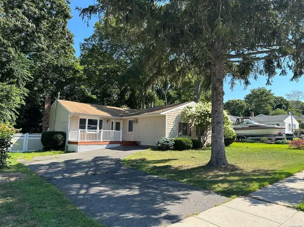 11 Washington Heights Street, Selden, NY 11784