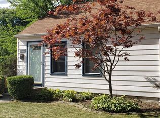 21705 Roslyn Rd, Harper Woods, MI 48225