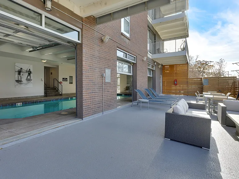 515 Clarkson — Photo 12