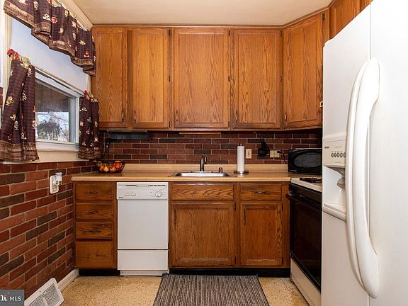 4th image of 7406 Waymouth Way