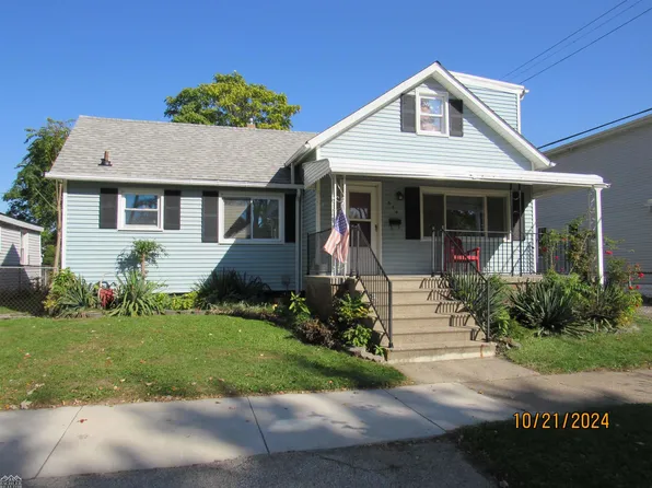 634 Pearl St, Marine City, MI 48039