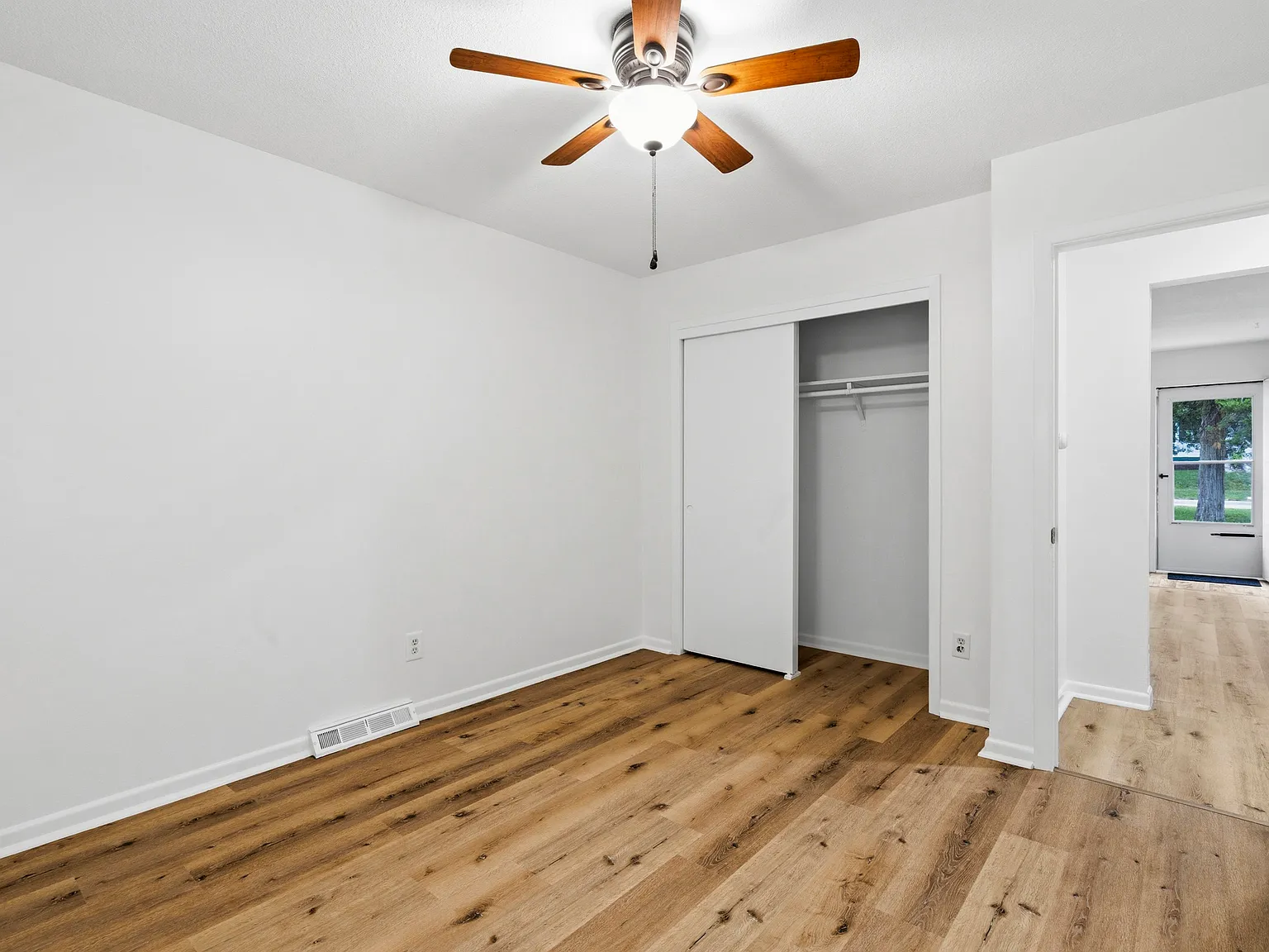 2 bed, 1000 sqft, $1,375 — Photo 2
