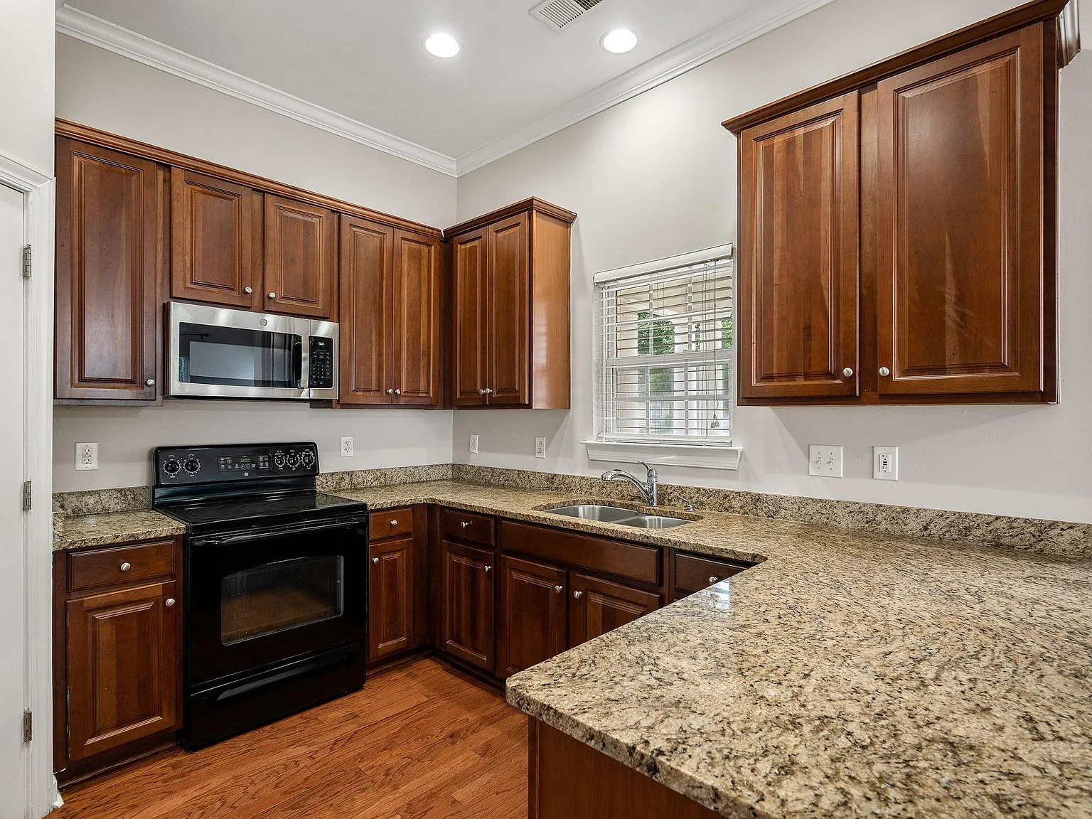 3 bed, 2.5 bath, 1594 sqft, $2,250 — Photo 4