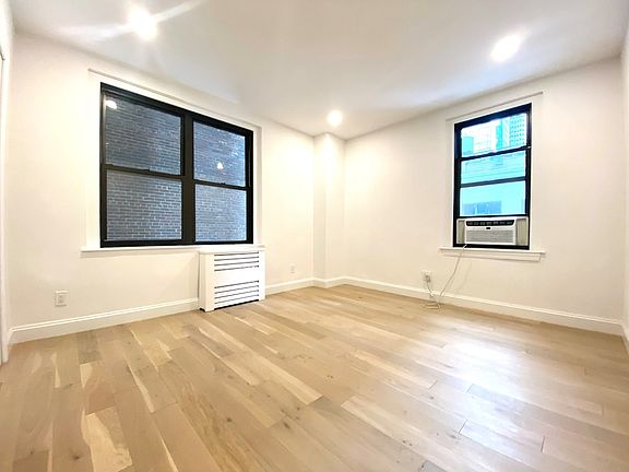 5th image of 160 E 48th St APT 9T