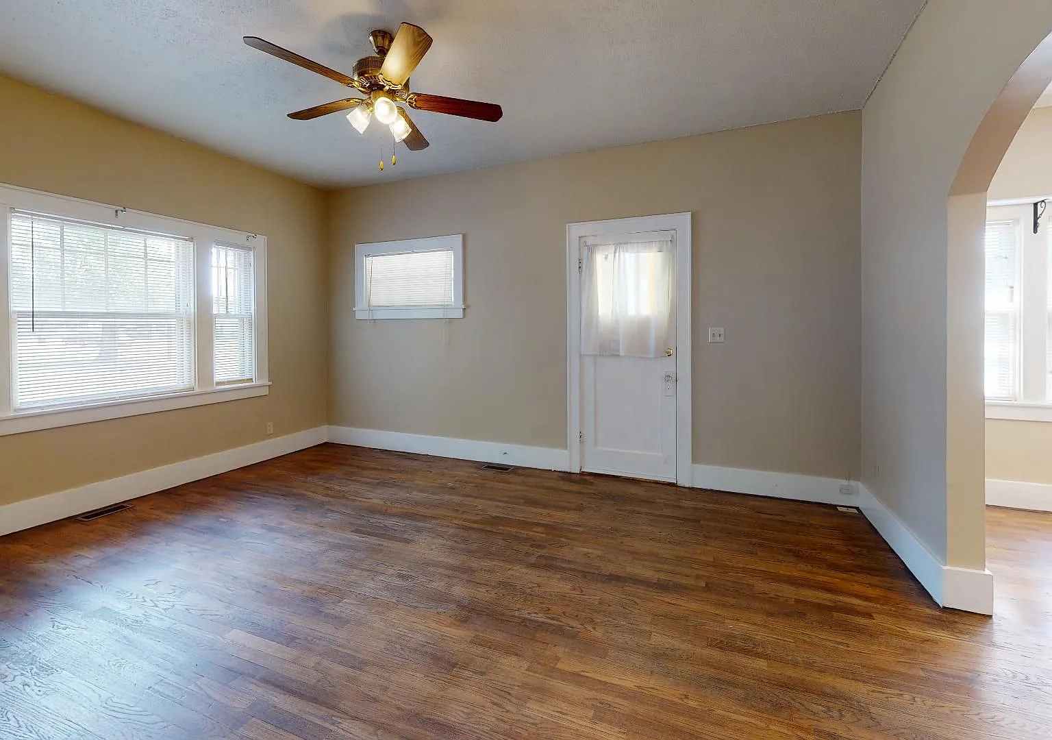 2 Bedroom, 1 Bathroom House with Detached Garage — Photo 2