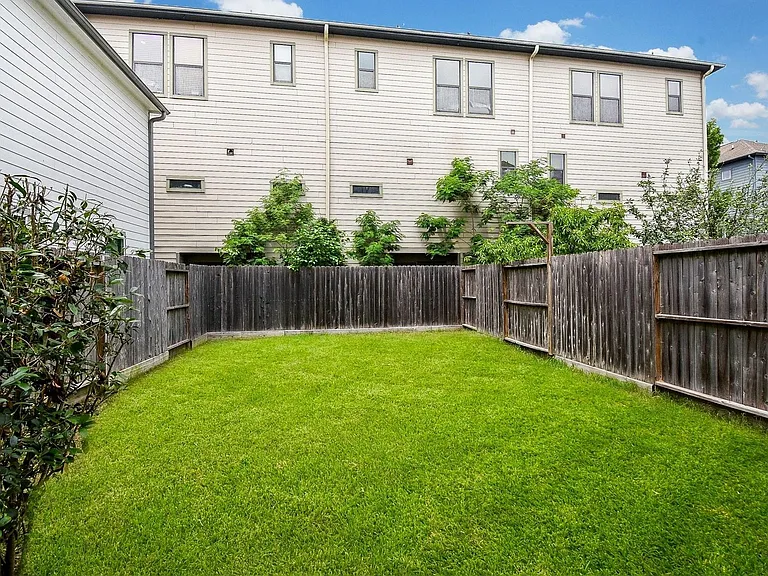 1122 Live Oak St — Photo 32