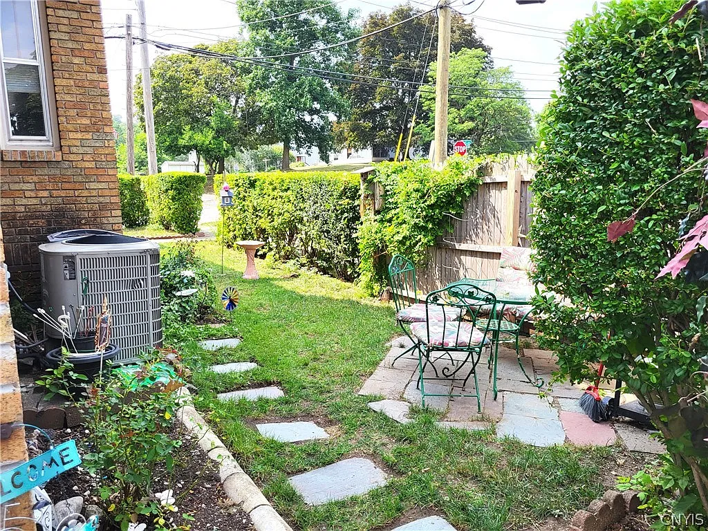 4 bed, 1.0 bath, 2056 sqft, $1,800 — Photo 2