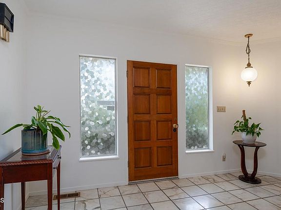 5th image of 925 Knob Hill Rd
